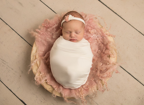 111082018-nancymerrillphotography-mainenewbornphotographer-mainebabystudio-babygirlsession-maineinfantphotographer-newenglandnewbornphotographer-cuteasabutton-centralmainebabyphotographer-androscoggin