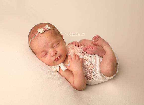 11092018-nancymerrillphotography-mainenewbornphotographer-mainebabystudio-babygirlsession-maineinfantphotographer-newenglandnewbornphotographer-cuteasabutton-centralmainebabyphotographer-androscogginp