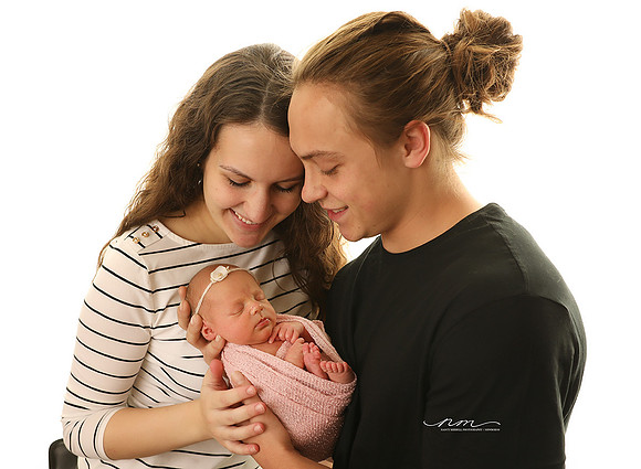 11122018-nancymerrillphotography-mainenewbornphotographer-familyposingwithbaby-mainebabystudio-babygirlsession-maineinfantphotographer-newenglandnewbornphotographer-cuteasabutton-centralmainebabyphoto
