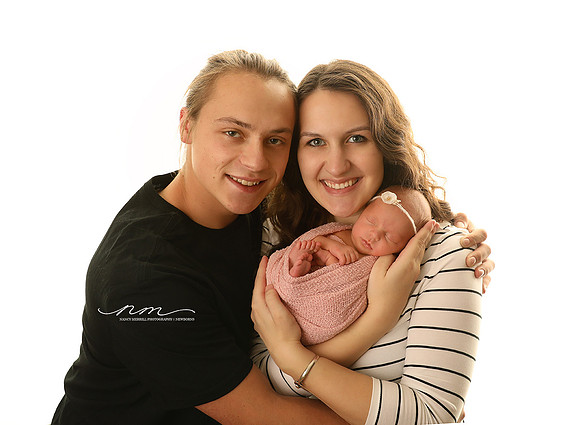 11132018-nancymerrillphotography-mainenewbornphotographer-familyposingwithbaby-mainebabystudio-babygirlsession-maineinfantphotographer-newenglandnewbornphotographer-cuteasabutton-centralmainebabyphoto