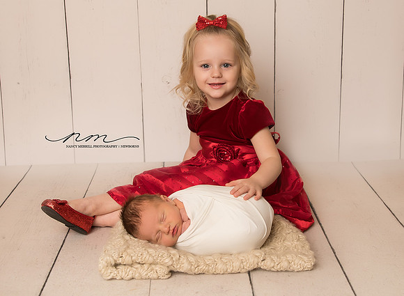 110518nancymerrillphotography-mainenewbornphotographer-maineportraitstudio-newenglandnewbornphotographer-cutebabyboy-newborninbowl--mainebabystudio-mainebabysession.jpg-newbornposing-bigsisterposing
