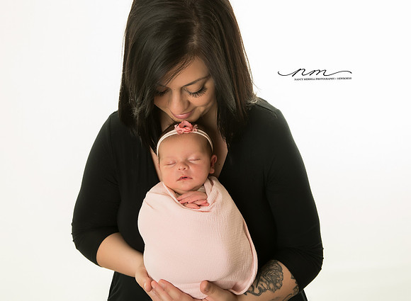 05022019-nancymerrillphotography-momandbaby-momandbabyposing-mainenewbornphotographer-mainebabystudio-babygirlsession-maineinfantphotographer-newenglandnewbornphotographer-cuteasabutton-centralmaineba