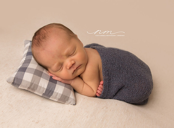100418nancymerrillphotography-mainenewbornphotographer-maineportraitstudio-newenglandnewbornphotographer-cutebabyboy-babytoes-newborninbowl-babyboywithbear-mainebabystudio-mainebabysession copy.jpg