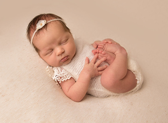 09182019-nancymerrillphotography-mainenewbornphotographer-mainebabystudio-babygirlsession-maineinfantphotographer-newenglandnewbornphotographer-cuteasabutton-centralmainebabyphotographer-androscogginp